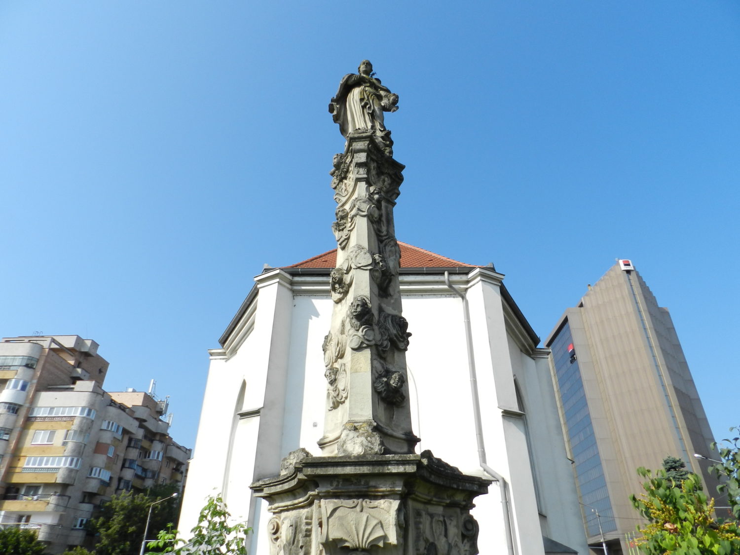 Statuia Fecioarei Maria din Cluj-Napoca, situată în fața Bisericii Piariștilor, simbolizează protecția și binecuvântarea divină