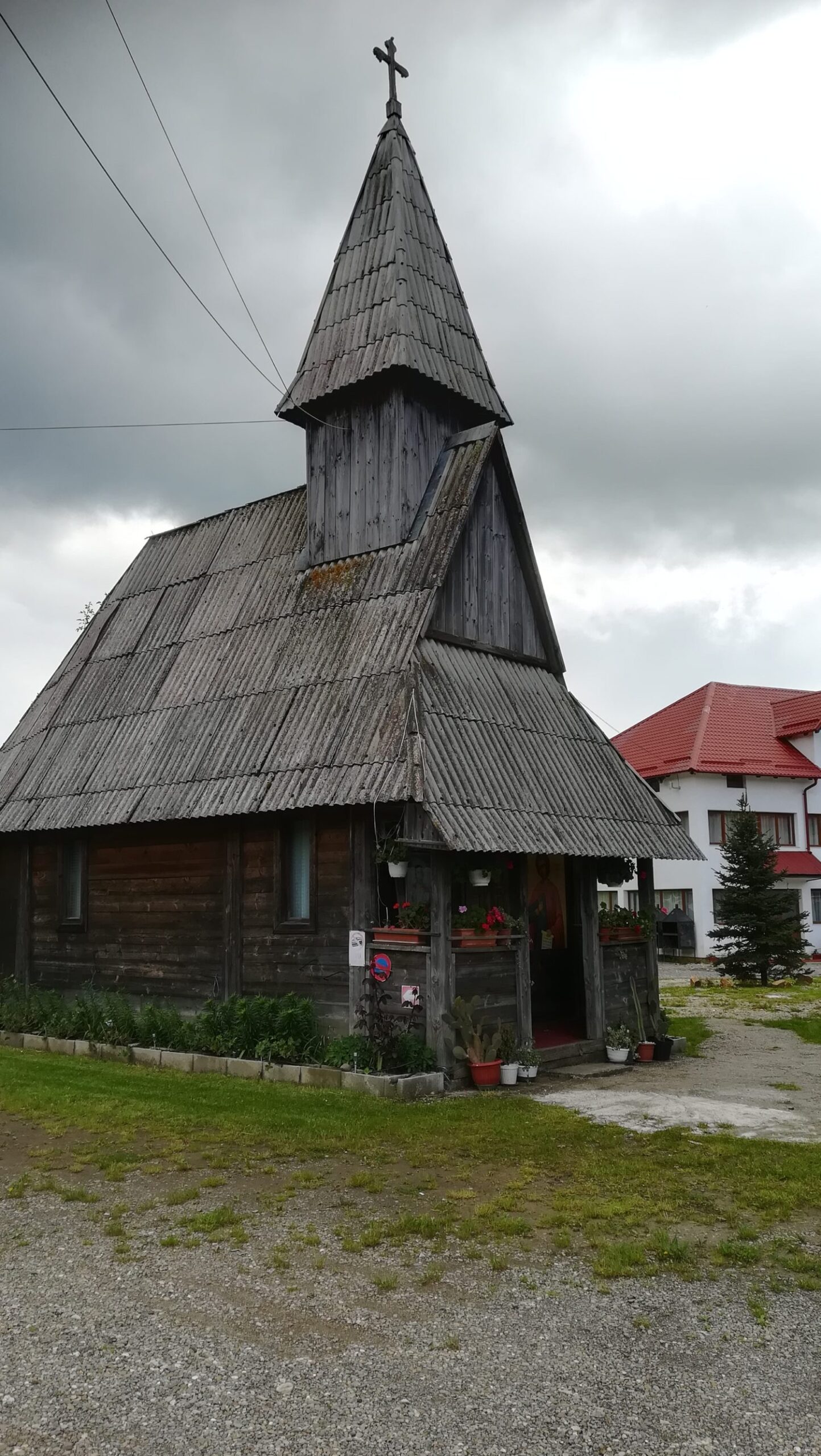 Manastirea Sfantul Ioan Iacob Hozevitul Piatra Craiului, o biserica mica din lemn cu acoperis si turn traditional