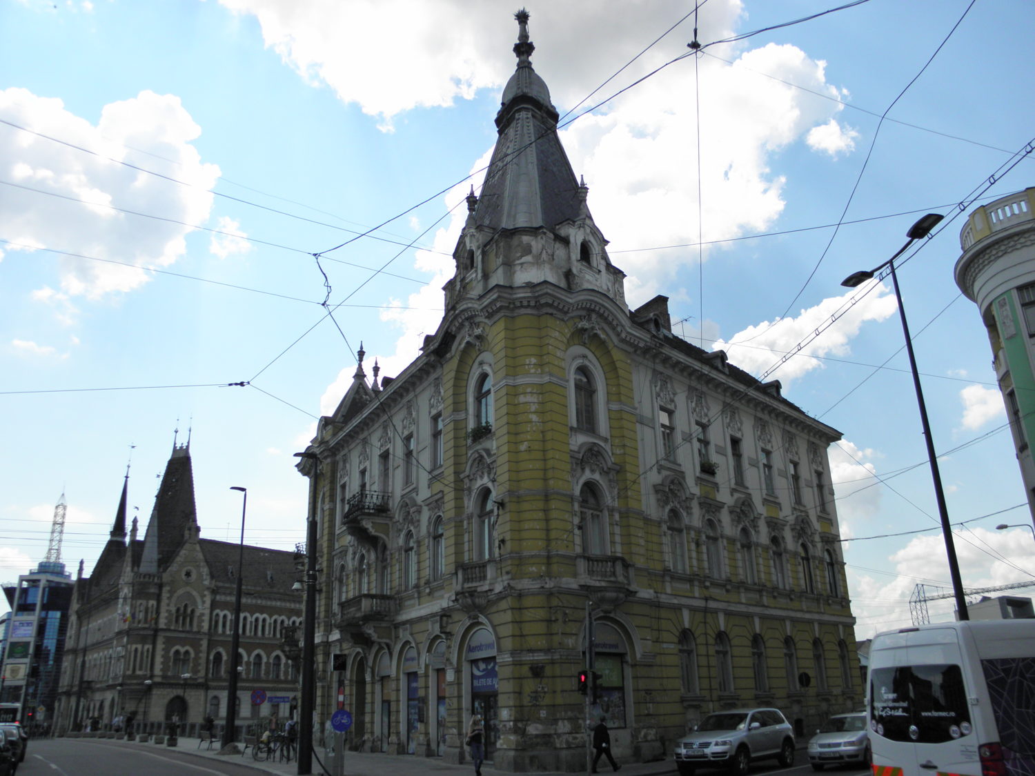 Palatul Berde Cluj, o clădire istorică impunătoare cu detalii arhitecturale elaborate și un turn central, situată pe colțul unei străzi.