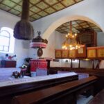 Altarul și amvonul sculptat al Bisericii Reformat-Calvina Sâncraiu, evidențiind motivele arhitecturale unice.